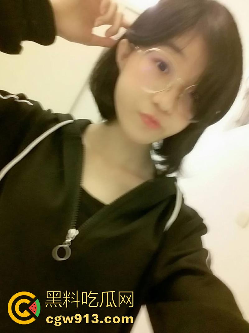 湾湾高中嫩妹【林小玥】，小小年纪却成就鸡身，到处约炮找大叔做爱，扣逼舔屌后入各种操，性爱视频流出！-4