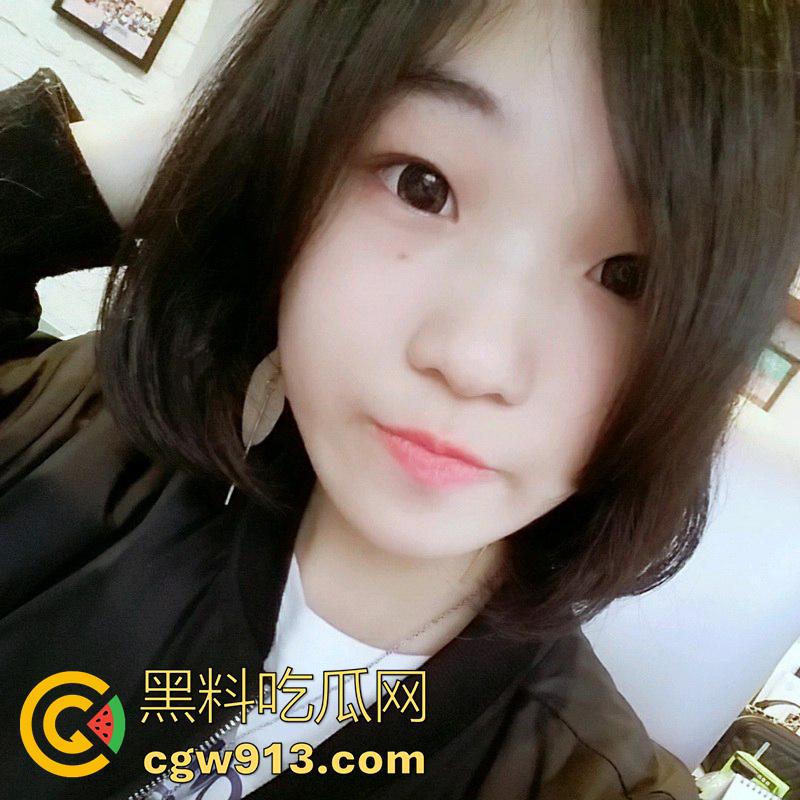 湾湾高中嫩妹【林小玥】，小小年纪却成就鸡身，到处约炮找大叔做爱，扣逼舔屌后入各种操，性爱视频流出！-7