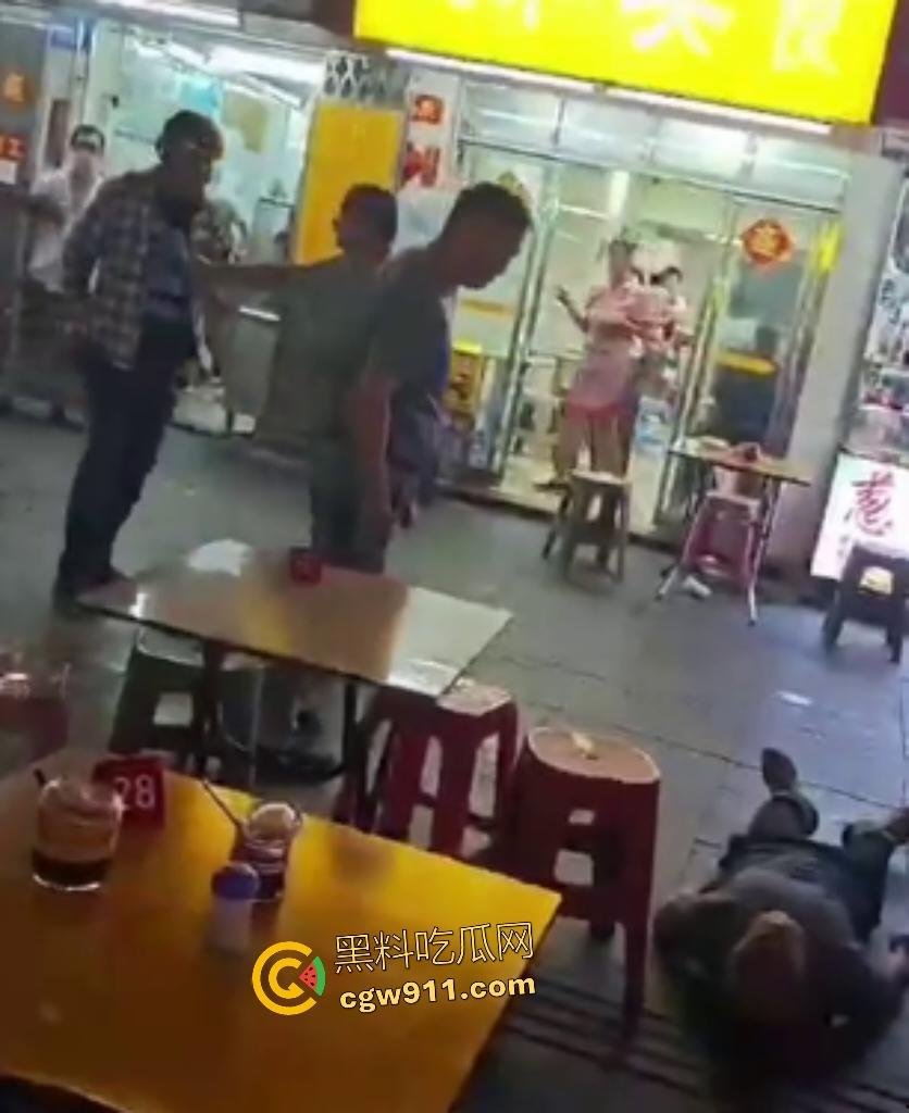 珠海街头美食引发血战KO，头盔哥板凳爆头砸倒对手瞬间昏迷，劝架老大哥摔地膝盖出血！-4