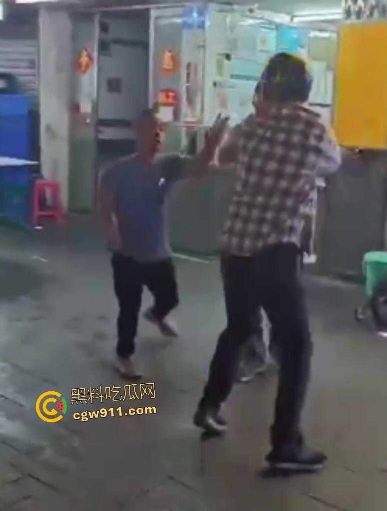 珠海街头美食引发血战KO，头盔哥板凳爆头砸倒对手瞬间昏迷，劝架老大哥摔地膝盖出血！-7