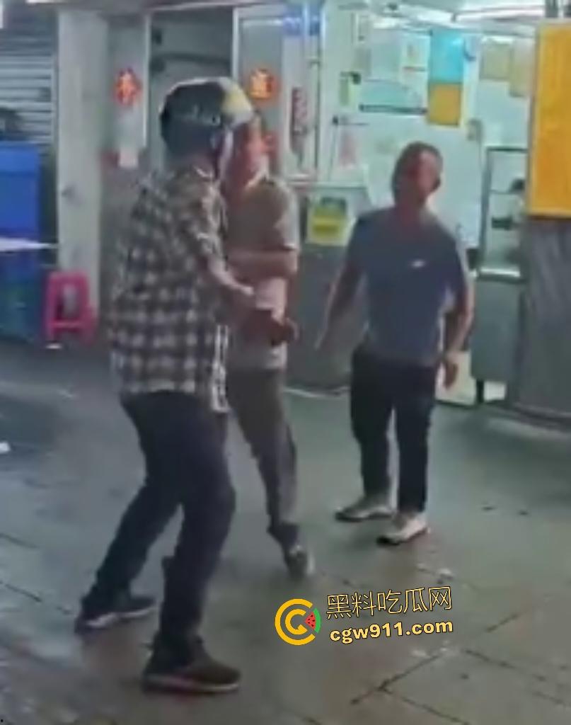 珠海街头美食引发血战KO，头盔哥板凳爆头砸倒对手瞬间昏迷，劝架老大哥摔地膝盖出血！-8