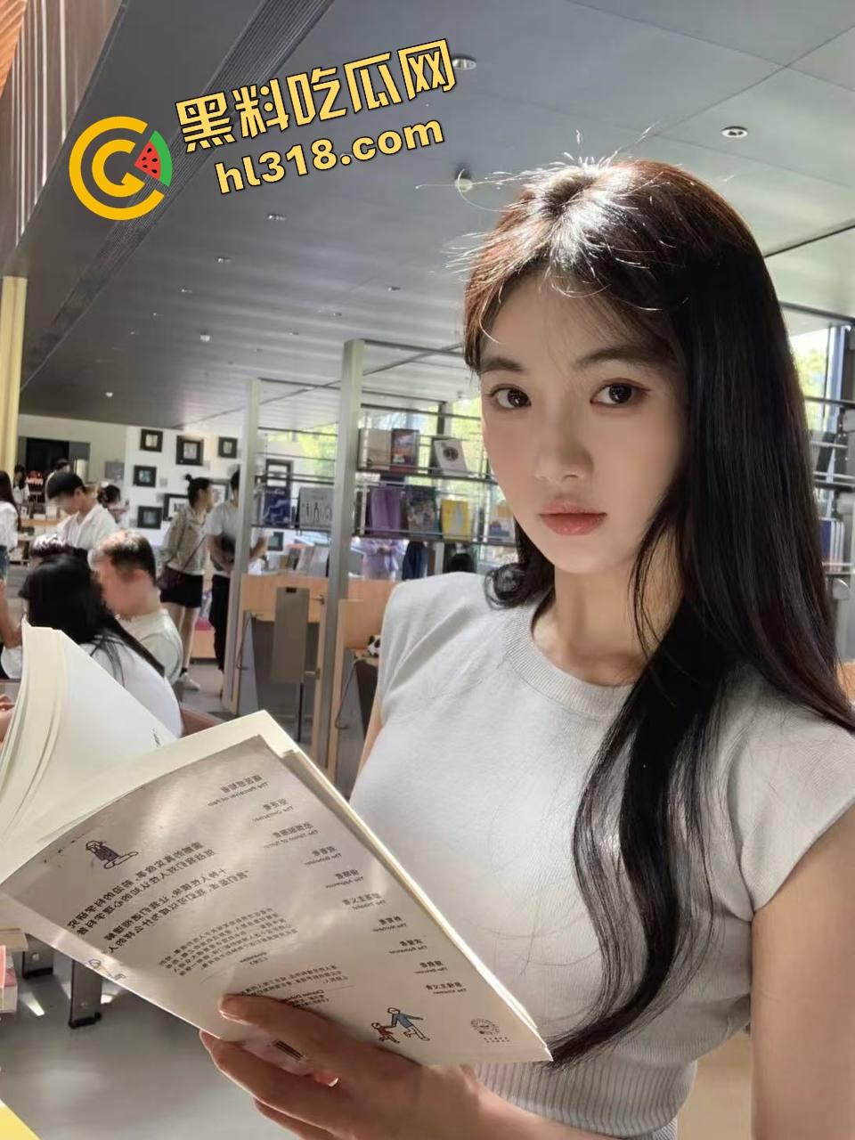 怪不得骚货都爱黑皮大鸡巴，巧克力从嘴到穴全都能用，反方向大黑棍插到翻白眼，这种花样谁不想试一试？-2