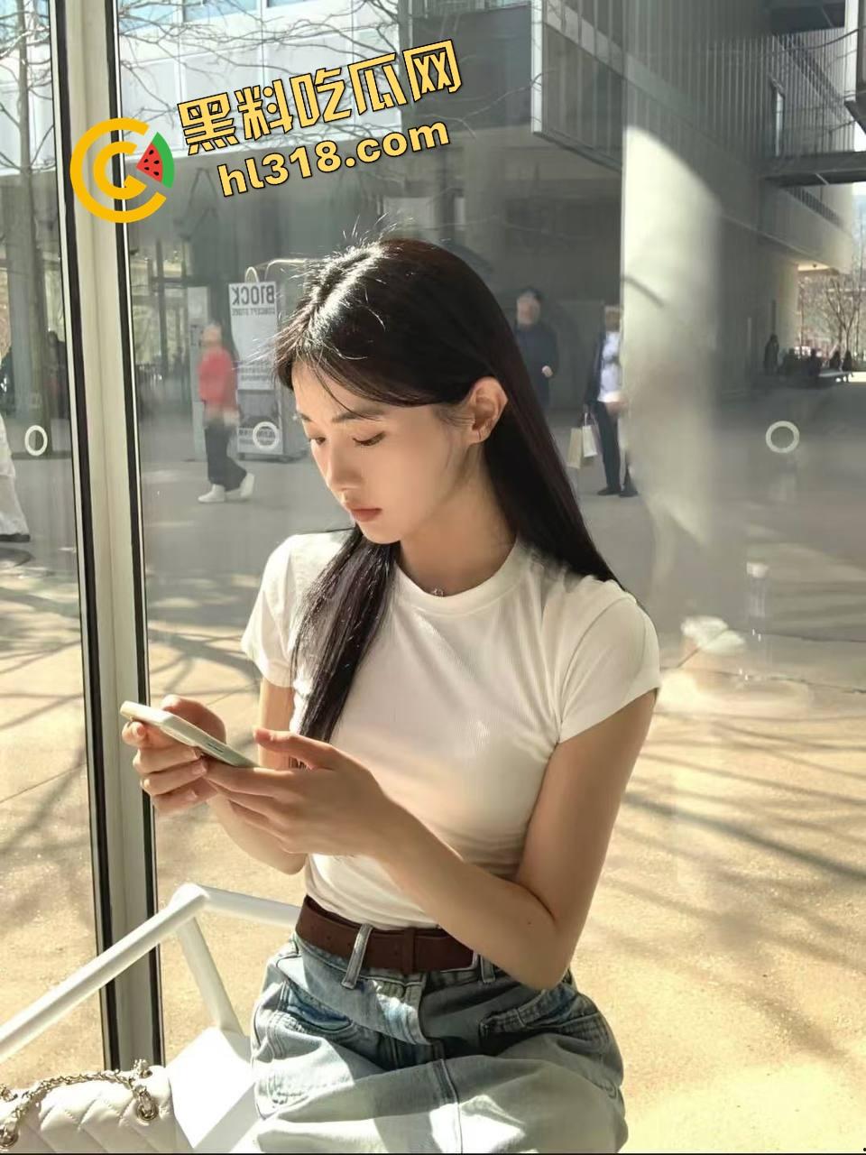 怪不得骚货都爱黑皮大鸡巴，巧克力从嘴到穴全都能用，反方向大黑棍插到翻白眼，这种花样谁不想试一试？-3