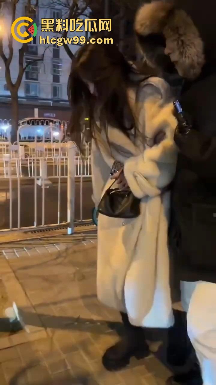 北京三里屯深夜捡尸大队，不扶奶奶过马路，专捡喝趴的光腿妹子，扶得走就扶上三蹦子一抬直接送走！-2