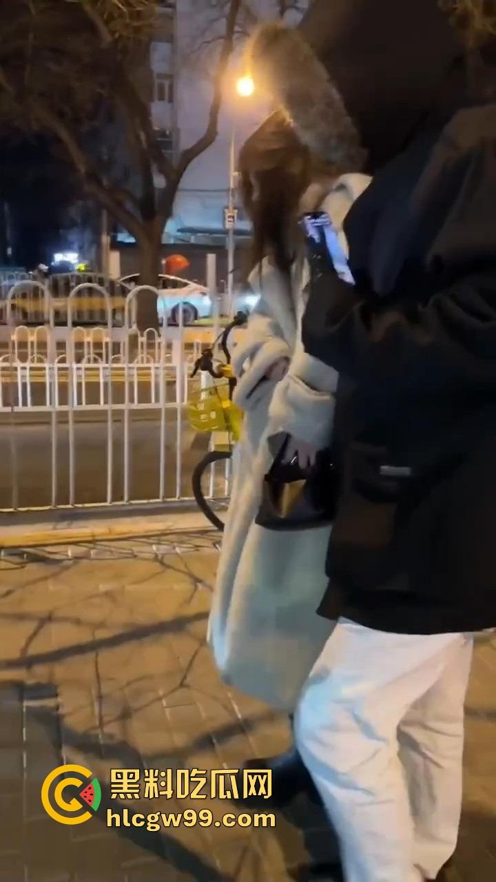 北京三里屯深夜捡尸大队，不扶奶奶过马路，专捡喝趴的光腿妹子，扶得走就扶上三蹦子一抬直接送走！-3