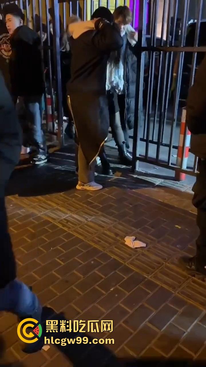 北京三里屯深夜捡尸大队，不扶奶奶过马路，专捡喝趴的光腿妹子，扶得走就扶上三蹦子一抬直接送走！-5