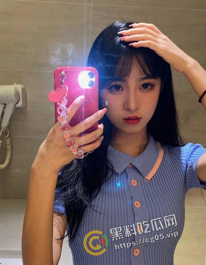 北京互联网大厂秘书 背地里给老板当泄欲工具 跟老板出差被厕所摁头爆操 老板把录像流出-2