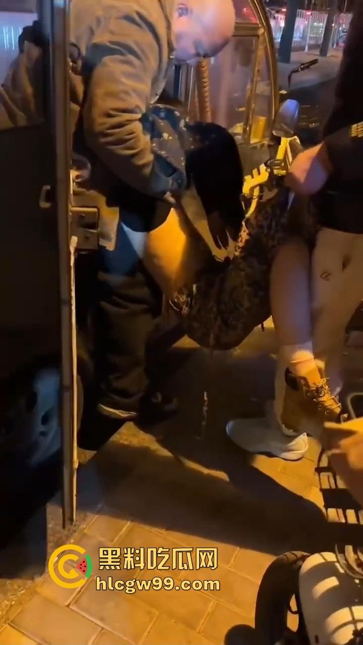 北京三里屯深夜捡尸大队，不扶奶奶过马路，专捡喝趴的光腿妹子，扶得走就扶上三蹦子一抬直接送走！-10