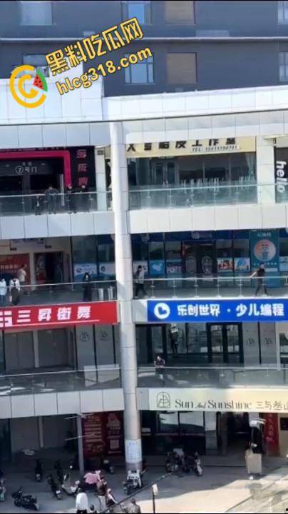 河北黄骅金宝撒钱事件，有钱人真是壕啊，楼下大把的人在那捡钱这种好事，我为什么遇不到 ?-1