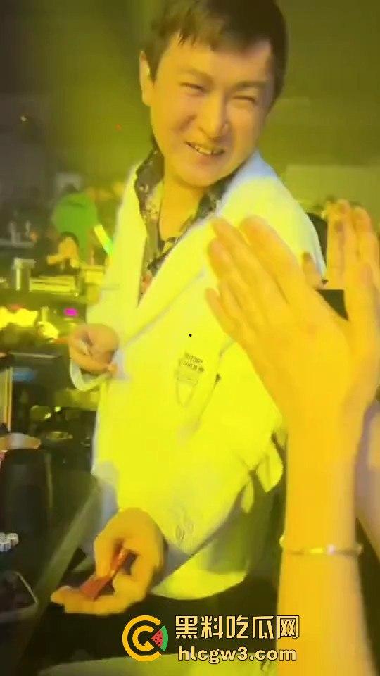 酒吧魔术大神硬核助攻！一张纸变出避孕套，妹子羞得脸红，男子笑得硬了今晚稳了！-1