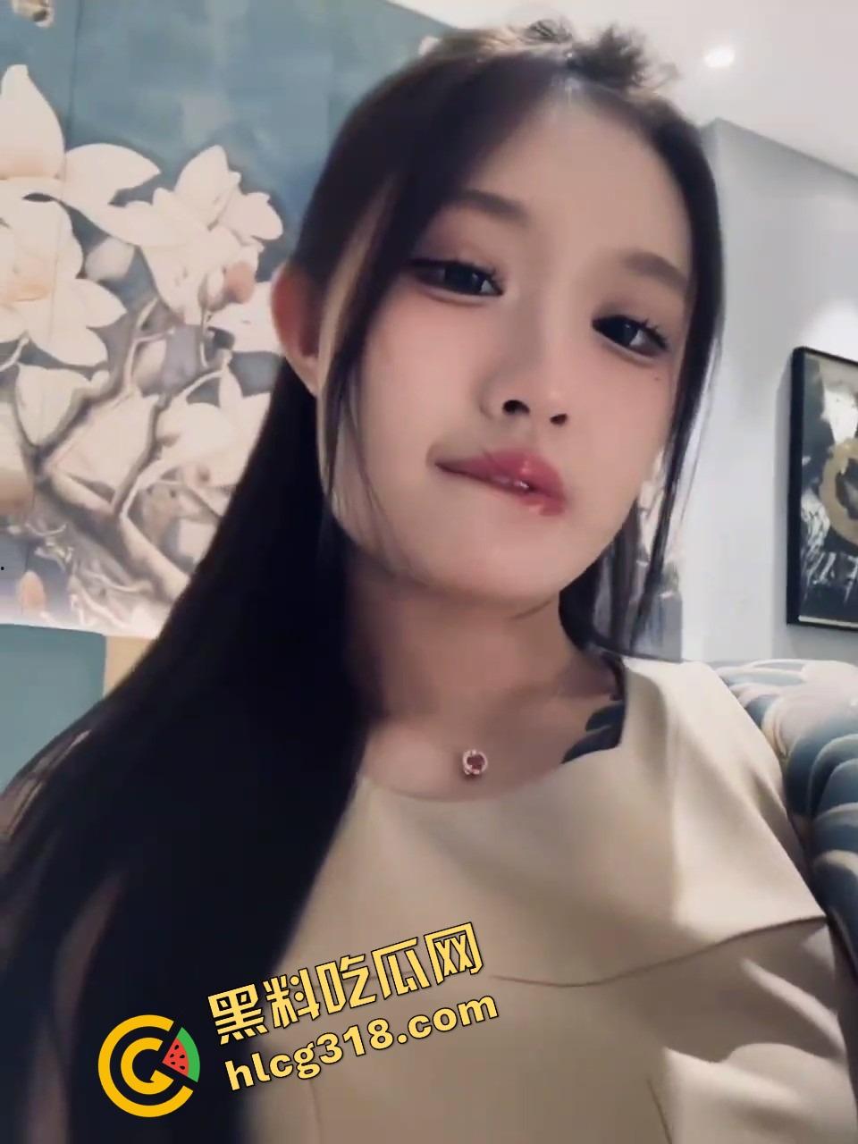 抖音精神小妹『讨厌坏男人』舌钉反差母狗嘴上说不要吐舌头，身上纹满背与胸，男人看了都忍不住！-4