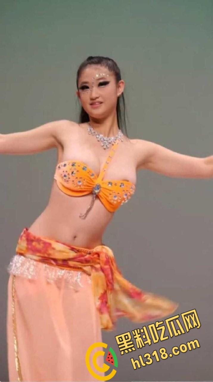 西北民族大学舞蹈学院，又出一位甩奶学妹，考试身穿抹胸吊带，硕大的奶子左摇右摆，奶头清晰可见 ！-3