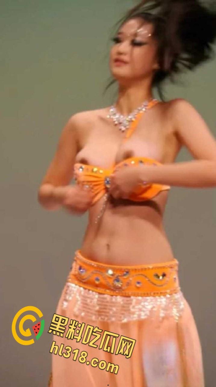 西北民族大学舞蹈学院，又出一位甩奶学妹，考试身穿抹胸吊带，硕大的奶子左摇右摆，奶头清晰可见 ！-4