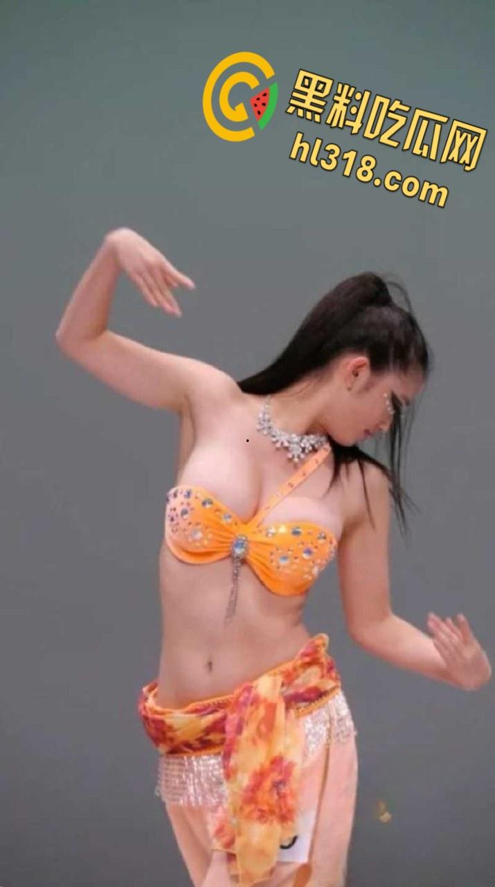 西北民族大学舞蹈学院，又出一位甩奶学妹，考试身穿抹胸吊带，硕大的奶子左摇右摆，奶头清晰可见 ！-7