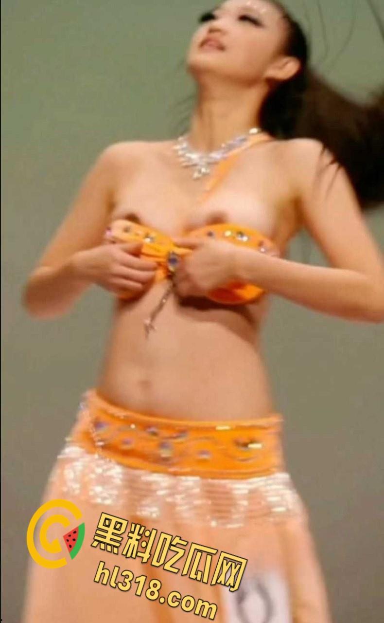 西北民族大学舞蹈学院，又出一位甩奶学妹，考试身穿抹胸吊带，硕大的奶子左摇右摆，奶头清晰可见 ！-8