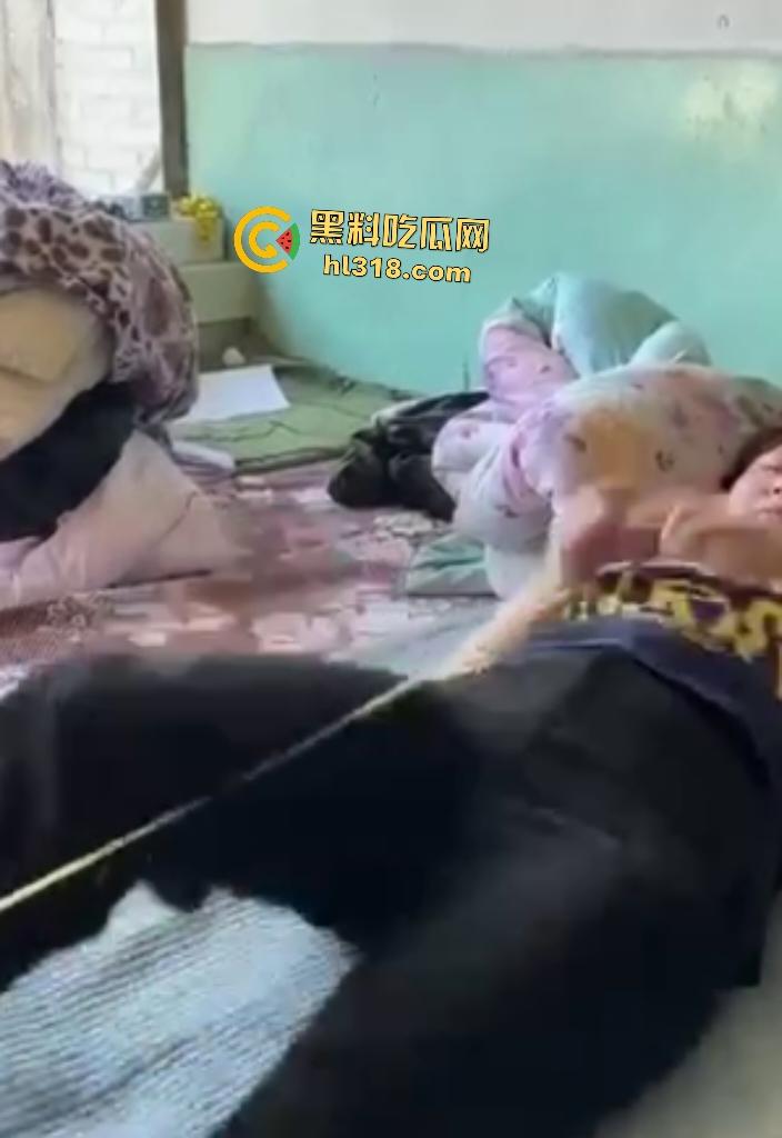 大爷大妈挑战虐逼游戏！大爷用超长皮筋狂蹦大妈骚逼，十下高潮迭起，差点就把裤子浸湿了！-1