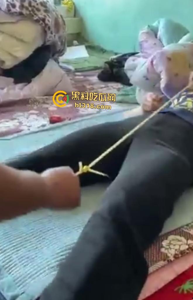 大爷大妈挑战虐逼游戏！大爷用超长皮筋狂蹦大妈骚逼，十下高潮迭起，差点就把裤子浸湿了！-4