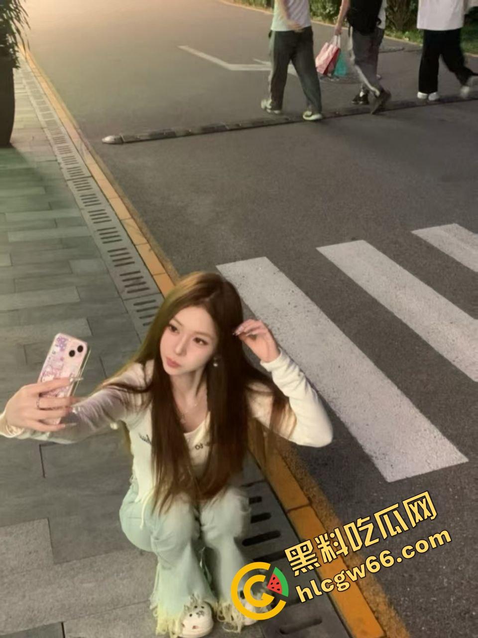 海角乱伦大瓜19岁嫩女【小亚】跟老爹暧昧搞乱床，嫩缝让爹操翻还跟男友共享骚洞，小白袜踩鸡巴！-2