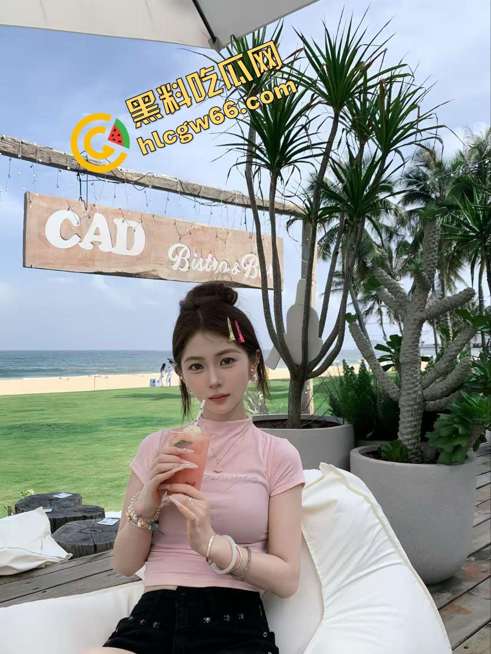 海角乱伦大瓜19岁嫩女【小亚】跟老爹暧昧搞乱床，嫩缝让爹操翻还跟男友共享骚洞，小白袜踩鸡巴！-3