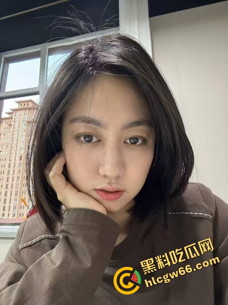 海角乱伦猛男强操哺乳期嫂子禁忌偷情，情趣套装嫩躯被3P干到嗓子哑，小侄子感冒关家里这浪货还敢浪！-6