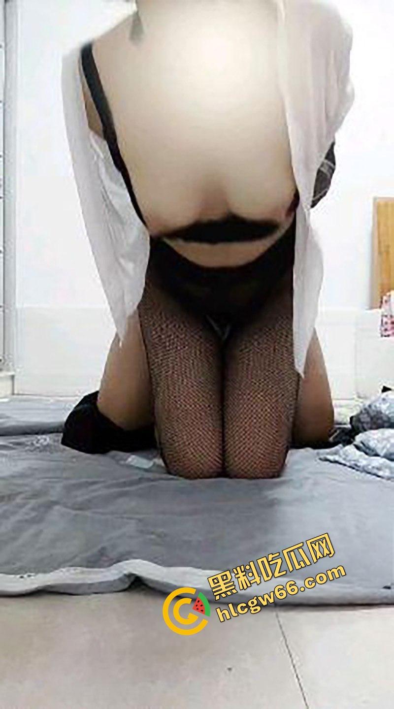 海角乱伦猛男强操哺乳期嫂子禁忌偷情，情趣套装嫩躯被3P干到嗓子哑，小侄子感冒关家里这浪货还敢浪！-18