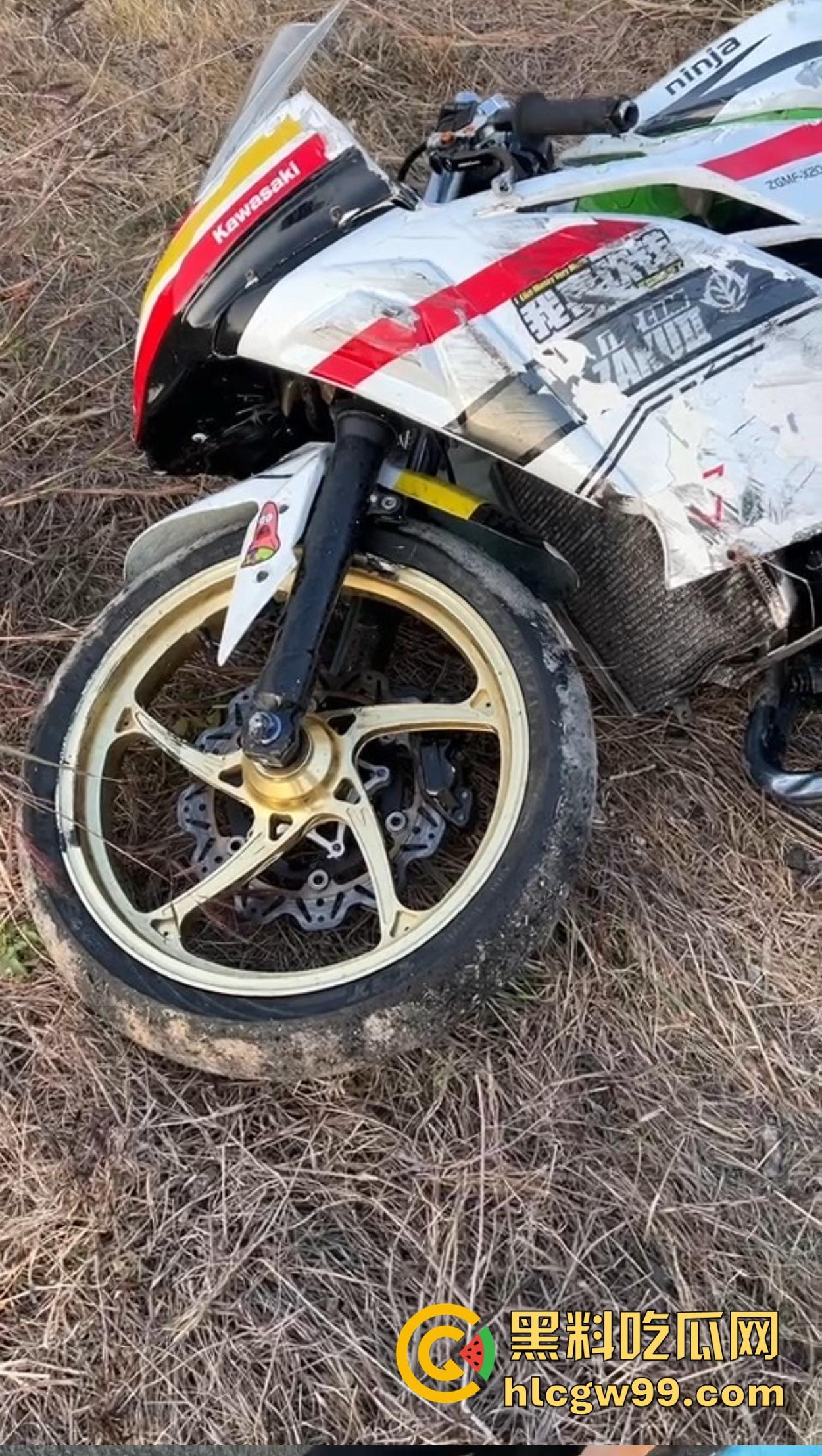 东莞英姿飒爽女骑士上演逆行惨剧，赛道飙车被撞飞数米， 当场休克被抬走！-3