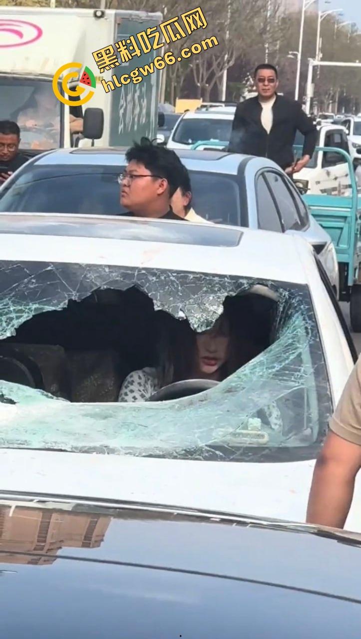 邢台市上演砸车大戏，原配将车辆逼停后砸烂车窗，小三躲在车里瑟瑟发抖不敢出来！-13