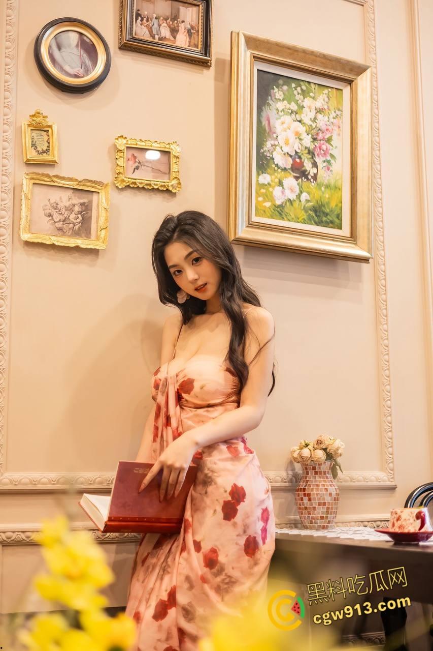 抖音网红【小熊软糖】，高颜值御姐下海黄播，全裸露脸掰逼自嗨，巨乳乳沟诱人无比，揉奶裸舞诱惑力拉满！-3