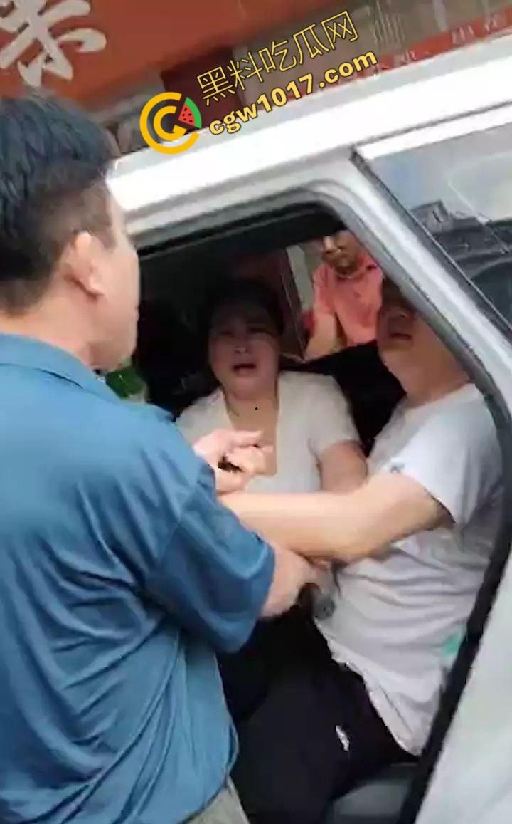 揭阳街头爆眼福！31岁小鲜肉与47岁阿姨车内忘情亲热，被捉现行，网友狂咳：啃老树嫩牛淫贱情热！-3