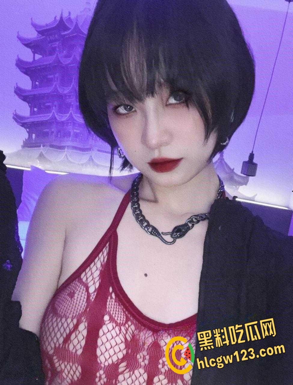 武汉政法大学学生妹【周芸芸】，大学期间与视频被男友出卖，酒店开房破处叫声真大 ！-2