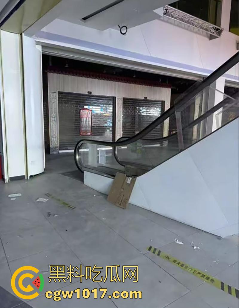 商场玩真人CS，竟真玩出人命了，广东阳江某商场，举办真人cs，竟用帆布当掩体，导致18岁男子掉下去摔死！-6