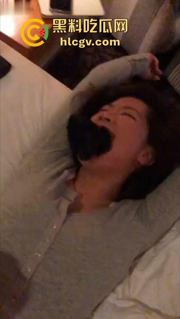 上海国语大学气质女神【夏天】翻车！渔网袜翘臀迎合，房间内变身母狗被强势爆操！-6