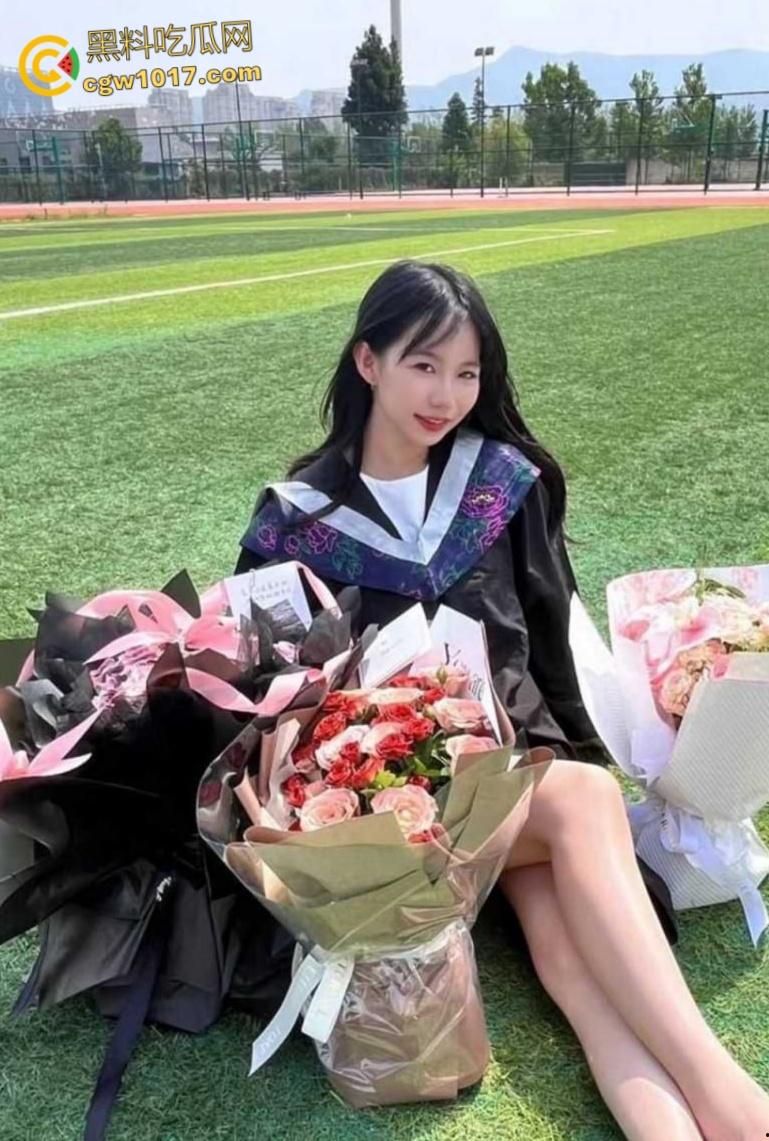 江苏盐城刚毕业幼师【明羽佳】，实习下班主动开房约男友做爱，足交对白超有意思，穿着粉色JK口交被颜射一脸 ！-3