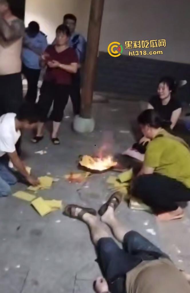 50岁男子因无证骑摩托被6名交警追家里，辣椒水警棍活活打死，家人直接在旁边盖头布烧香！-6