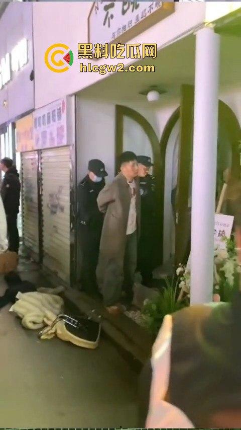 新乡大学城狗男女偷情惨遭爆锤 已婚男店主勾搭有夫之妇 结果被正主带人打趴奸夫淫妇 血溅女装店！-7