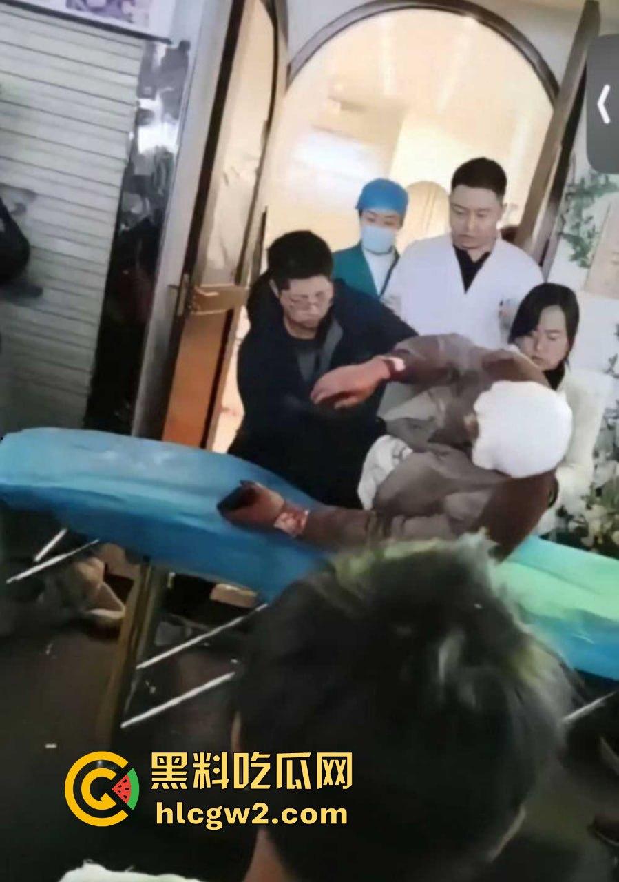 新乡大学城狗男女偷情惨遭爆锤 已婚男店主勾搭有夫之妇 结果被正主带人打趴奸夫淫妇 血溅女装店！-9