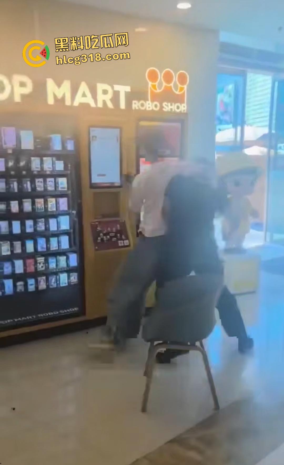 泡泡玛特抢购变脑残大乱斗！粉丝为盲盒挥拳打架，贩卖机前血拼火还有人拿锤子直接开箱！-2