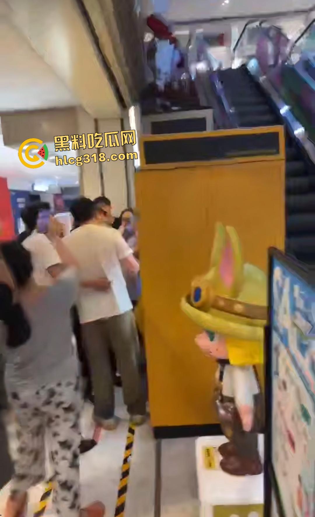 泡泡玛特抢购变脑残大乱斗！粉丝为盲盒挥拳打架，贩卖机前血拼火还有人拿锤子直接开箱！-4