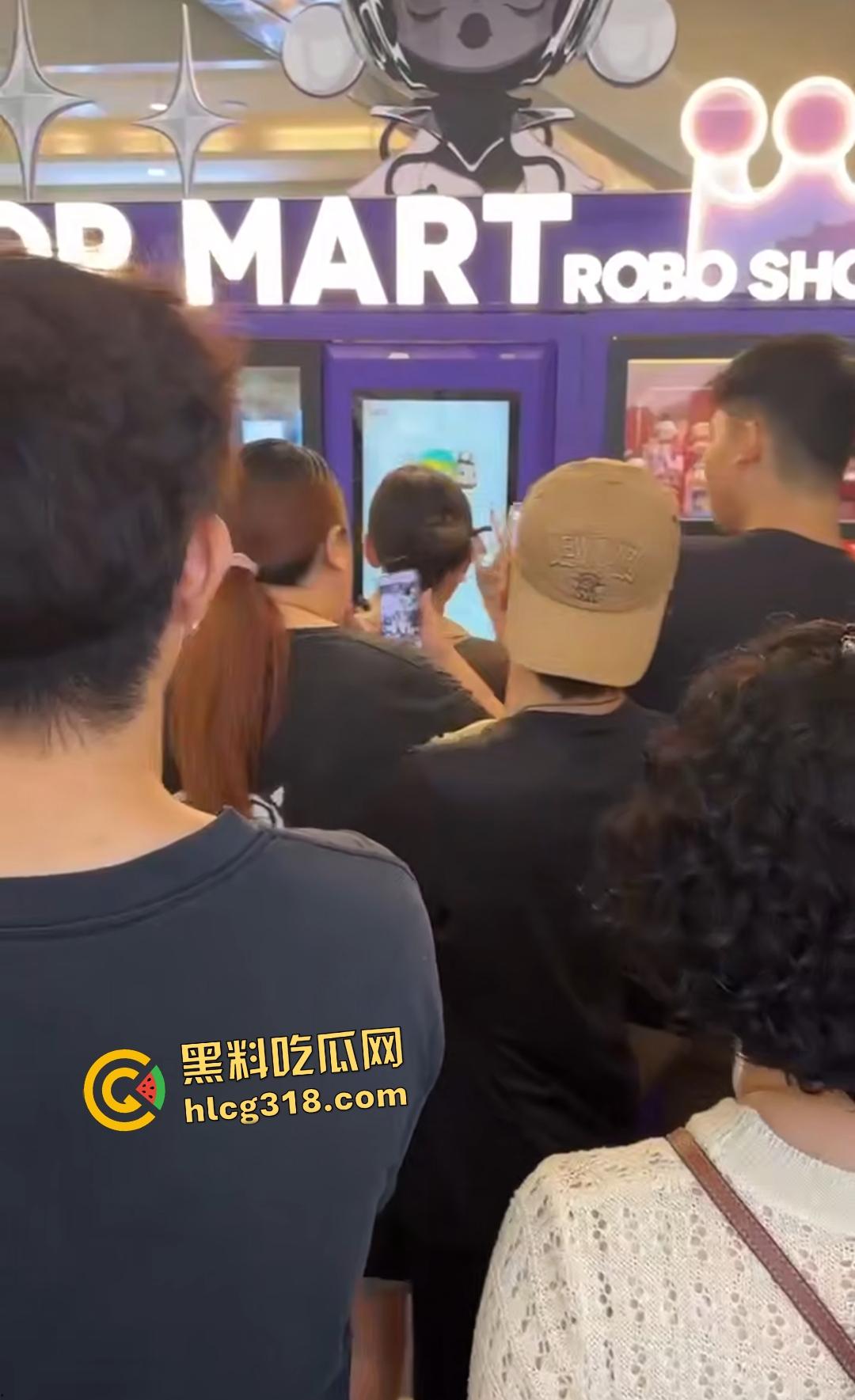 泡泡玛特抢购变脑残大乱斗！粉丝为盲盒挥拳打架，贩卖机前血拼火还有人拿锤子直接开箱！-8