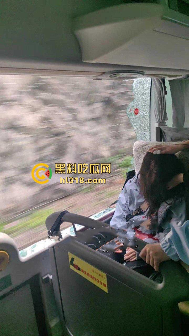 天降横祸！明天跟意外都不知道哪个先来，在车里坐的好好的突然大石砸下来，当场死亡，太惨了！-3