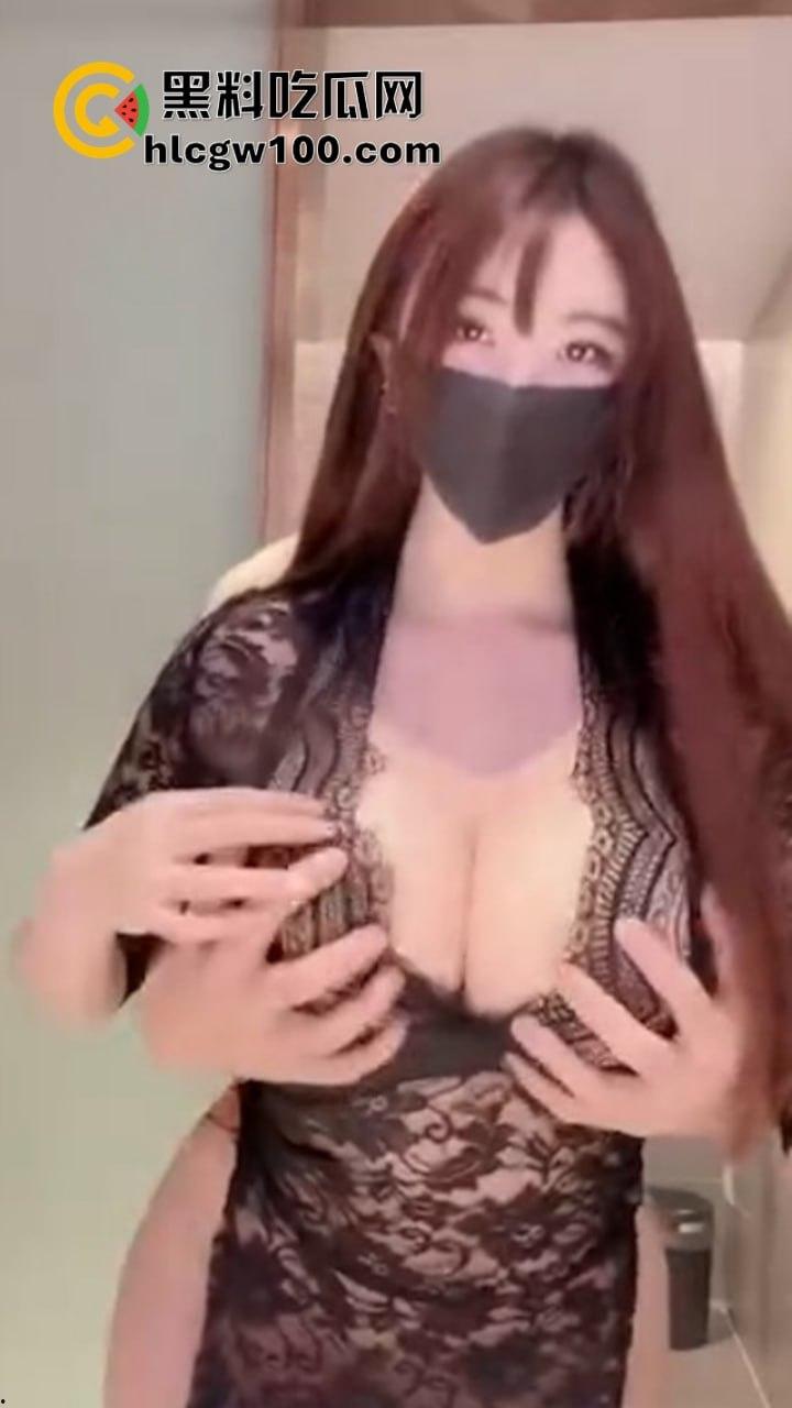 推特顶级高颜爆乳奶牛美少女【兔芙瑞】 巨型吊乳开裆黑丝粉嫩逼   金主1v1定制揉奶福利流出-8