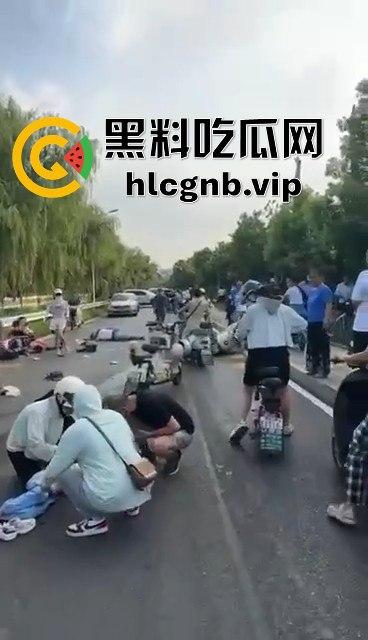 网传武汉一小学附近突发车祸多名小孩倒地，疑似男子精神不正常报复社会！！！-3
