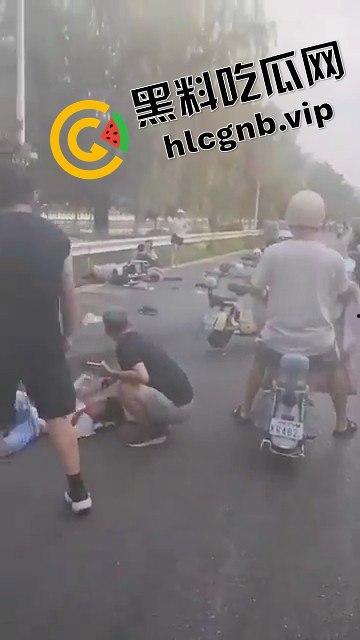 网传武汉一小学附近突发车祸多名小孩倒地，疑似男子精神不正常报复社会！！！-6