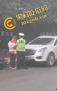 网传武汉一小学附近突发车祸多名小孩倒地，疑似男子精神不正常报复社会！！！-7