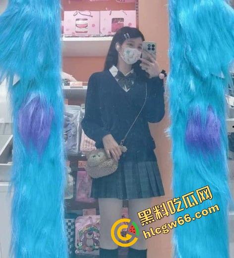 湛江遂溪高中艺术楼惊现野战现场，高三骚妹光腚骑在身上操，门缝偷拍啪啪实录传疯全校！-3