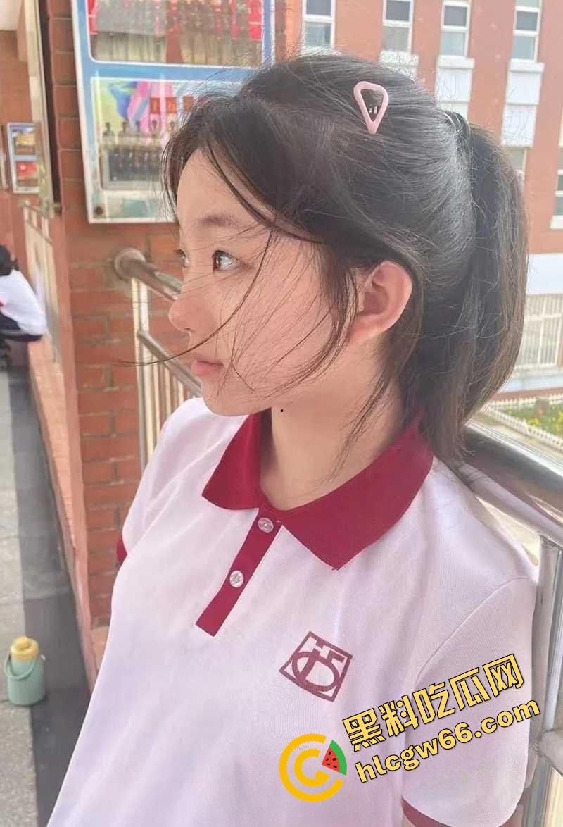 湛江遂溪高中艺术楼惊现野战现场，高三骚妹光腚骑在身上操，门缝偷拍啪啪实录传疯全校！-4