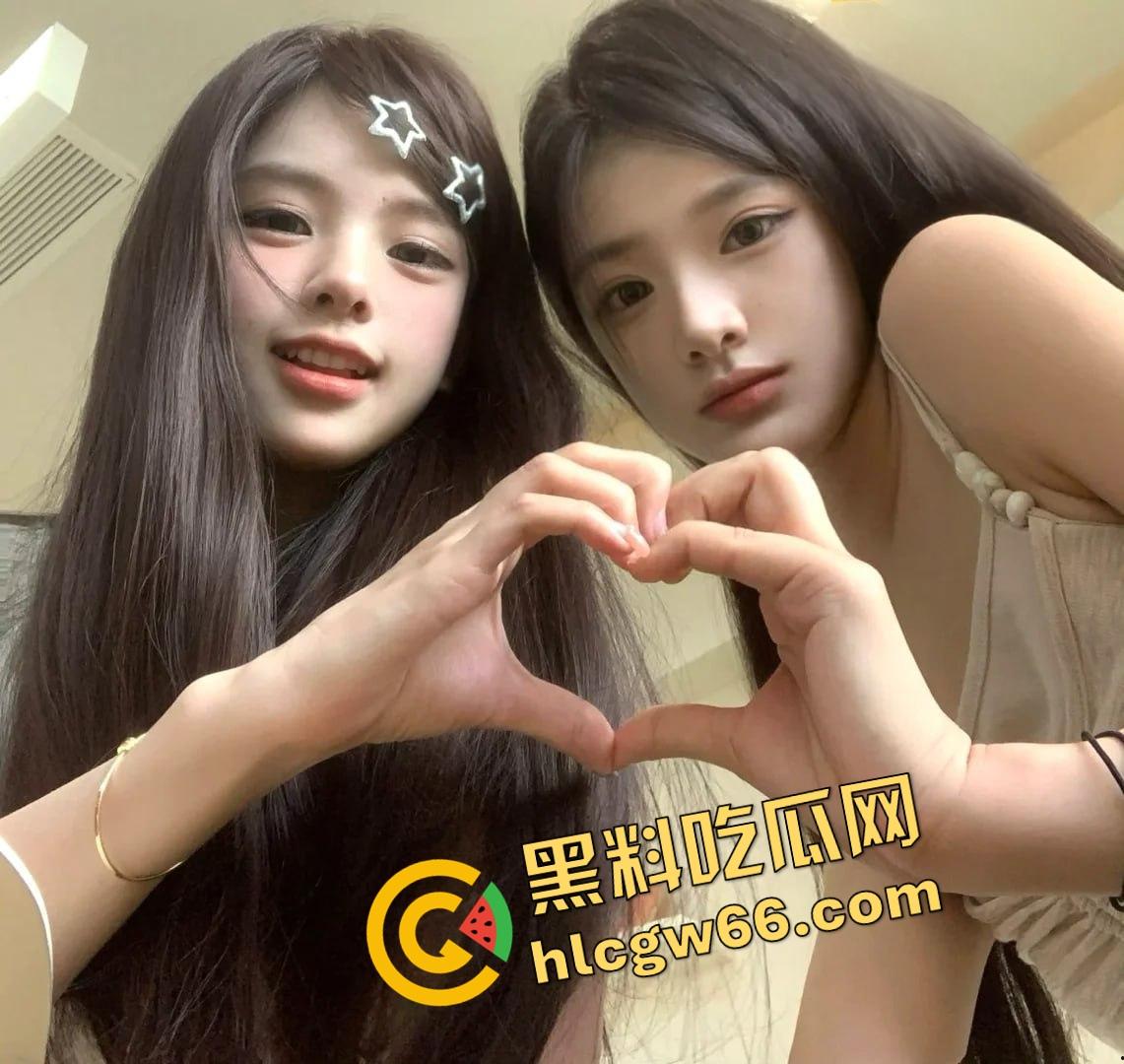 长沙兰博基尼富二代酒店双飞姐妹花，俩骚婊抢鸡猛舔争上位，奶子挺臀圆口活爽爆，舔脚自拍被曝光！-1