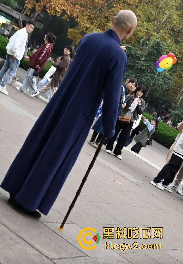 『蒋中正』复活在南京中山陵？男子COS得煞有其事，警察一来扭头就跑，黄埔精神呢？-2