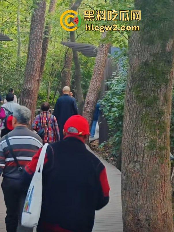 『蒋中正』复活在南京中山陵？男子COS得煞有其事，警察一来扭头就跑，黄埔精神呢？-6