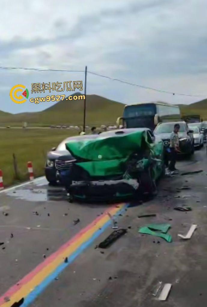 内蒙古赤峰水泥罐车失控狂撞！小米YU7成救命神器，车毁人安车主倒车神速变藤原拓海！-7